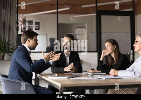 Projektmanager beim Brainstorming-Meeting des Geschäftsteams Stockfoto