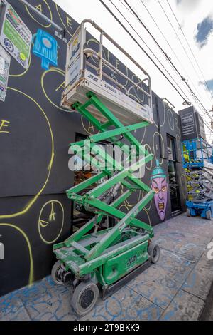 Miami, FL – 20. November 2023; Scherenlift im Wynwood Art District. Das Viertel beherbergt mehr als 10 Galerien, Museen und Sammlungen, in denen die Straße A gemalt wurde Stockfoto