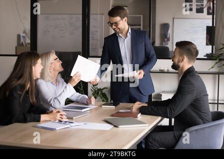Glücklicher Chef, der sich mit dem Geschäftsteam trifft Stockfoto