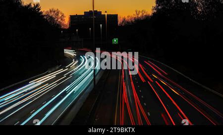 NORWALK, CT, USA - 23. NOVEMBER 2023: Verkehrsreiche I-95 Autobahn am Thanksgiving Tag Abend mit wunderschönem Sonnenuntergang Stockfoto