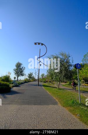 Adria-Promenade in Rimini, Emilia-Romagna mit Straßenlaternen in Form des Buchstaben R an einem sonnigen Tag Stockfoto