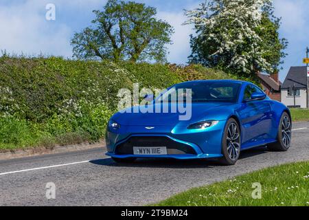 Blue Aston Martin DB 8 Vantage mit falschen Nummernschildern, Stockfoto