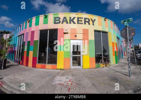 Miami, FL – 20. November 2023; Zak the Baker, Bäckerei in leuchtenden Farben im Wynwood Art District, bekannt für Street, Pop und Graffiti Art Downtow Stockfoto