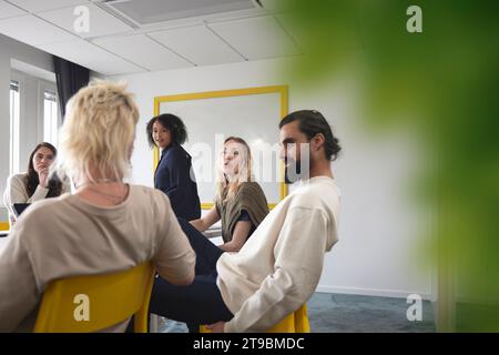 Ein vielfältiges Team, das Geschäftstreffen im Konferenzraum abhält Stockfoto