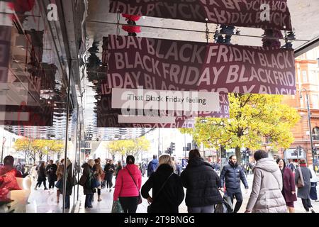 London, UK, 24. November 2023. Die Einzelhändler hofften nach einem harten Jahr auf eine Bonanza in der Oxford Street am Black Friday. Trotz der Lebenshaltungskrise hat der Rausch einen guten Anfang gemacht und erste Prognosen deuten darauf hin, dass es ein geschäftiger Tag sein wird. Kredit : Monica Wells/Alamy Live News Stockfoto