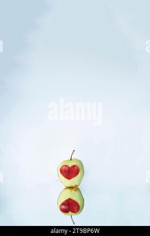 Apfel mit Schale in Herzform Stockfoto