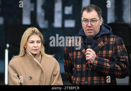 Berlin, Deutschland. November 2023. Oleksiy Makeyev (r), Botschafter der Ukraine in Deutschland, spricht vor dem Beginn des Live-Klavierkonzerts „Ode an die würde der Ukraine“ auf dem Pariser Platz neben Olha Stefanishyna (l), stellvertretender Premierminister für die europäische und Euro-atlantische Integration der Ukraine. Das Konzert fand am zehnten Jahrestag der proeuropäischen Proteste 2013 auf dem Unabhängigkeitsplatz (Maidan) in Kiew statt. Quelle: Soeren Stache/dpa/Alamy Live News Stockfoto