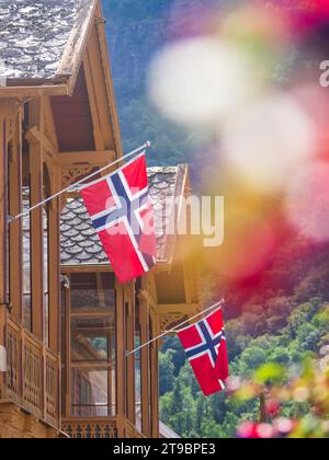 Flacher Blick auf dänische Fahnen am Holzhaus Stockfoto