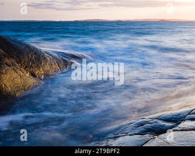 Blick auf die felsige Küste am Abend Stockfoto