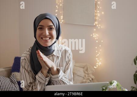 Porträt einer glücklichen Geschäftsfrau mit gefesselten Händen im Wohnzimmer Stockfoto