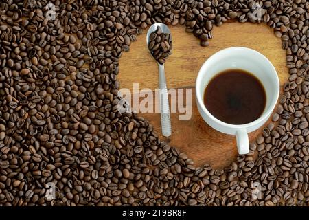 Gerösteter Kaffee, der aus Kaffeebohnen hergestellt wurde, wird gezeigt. Keine Personen haben ein Stockfoto Stockfoto