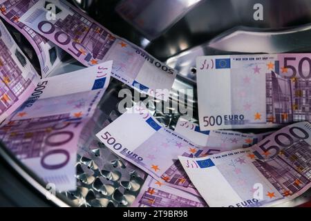 500 Euro Geldscheine in der Waschmaschine. Schmutzige kriminelle Geldwäsche und Schattenwirtschaft Stockfoto