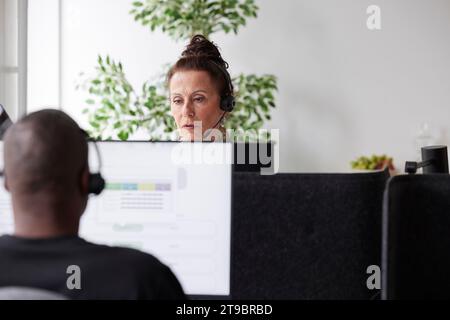 Frau mit Headset im Büro Stockfoto