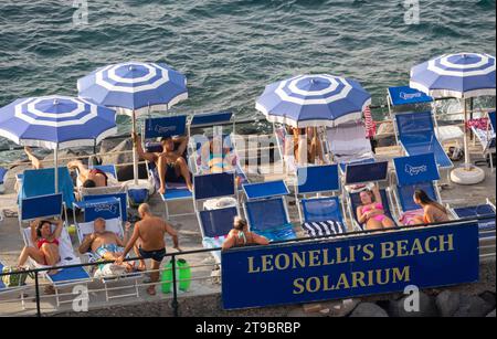 Im Sommer chillen Sie an einem „Strand“ in Sorrent, Italien Stockfoto