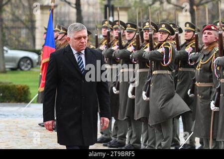 Prag, Tschechische Republik. November 2023. Der slowakische Premierminister Robert Fico läuft vor ihrem Treffen in Prag an der Ehrenwache vorbei. Ministerpräsident der Slowakei Robert Fico besucht die Tschechische Republik auf seiner ersten offiziellen Auslandsreise, wo er mit seinem tschechischen Amtskollegen Petr Fiala zusammentrefft. Robert Fico wurde zum vierten Mal slowakischer Premierminister, nachdem seine Partei Smer - Sozialdemokratie die parlamentswahlen im September gewann. Quelle: SOPA Images Limited/Alamy Live News Stockfoto