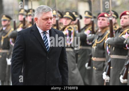 Prag, Tschechische Republik. November 2023. Der slowakische Premierminister Robert Fico läuft vor ihrem Treffen in Prag an der Ehrenwache vorbei. Ministerpräsident der Slowakei Robert Fico besucht die Tschechische Republik auf seiner ersten offiziellen Auslandsreise, wo er mit seinem tschechischen Amtskollegen Petr Fiala zusammentrefft. Robert Fico wurde zum vierten Mal slowakischer Premierminister, nachdem seine Partei Smer - Sozialdemokratie die parlamentswahlen im September gewann. Quelle: SOPA Images Limited/Alamy Live News Stockfoto