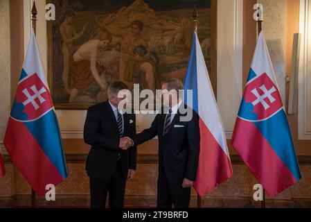 Prag, Tschechische Republik. November 2023. Der slowakische Premierminister Robert Fico (L) und der tschechische Premierminister Petr Fiala (R) schütteln vor ihrem Treffen in Prag die Hand. Ministerpräsident der Slowakei Robert Fico besucht die Tschechische Republik auf seiner ersten offiziellen Auslandsreise, wo er mit seinem tschechischen Amtskollegen Petr Fiala zusammentrefft. Robert Fico wurde zum vierten Mal slowakischer Premierminister, nachdem seine Partei Smer - Sozialdemokratie die parlamentswahlen im September gewann. Quelle: SOPA Images Limited/Alamy Live News Stockfoto