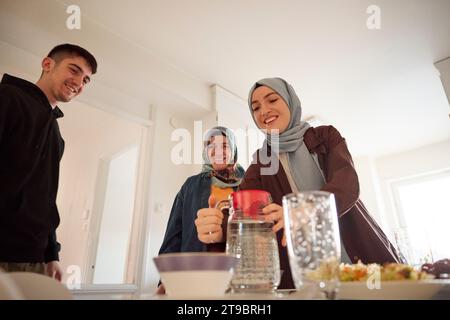 Familientisch für eid al-fitr zu Hause Stockfoto