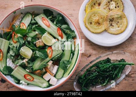 Direkt über dem Schuss gesunder Salate in Teller auf dem Tisch Stockfoto