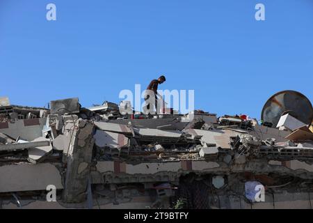 Die Palästinenser kehren in den Bezirk Khezaa am östlichen Stadtrand der Stadt Khan Yunis im südlichen Gazastreifen zurück die Palästinenser kehren in den Bezirk Khezaa am östlichen Stadtrand der Stadt Khan Yunis im südlichen Gazastreifen zurück, um ihre Häuser nach wochenlangem israelischen Bombardement zu inspizieren. als viertägiger Waffenstillstand trat der Brand am 24. November 2023 in Kraft. Der Waffenstillstand im israelisch-Hamas-Krieg begann am 24. November und schien sich zu halten, unter einem Abkommen, das besagt, dass Geiseln im Austausch für palästinensische Gefangene freigelassen werden. Foto von Omar Ashtawy apaimages Khan Yunis Gazastreifen palästinensisches Gebiet 241123  Stockfoto