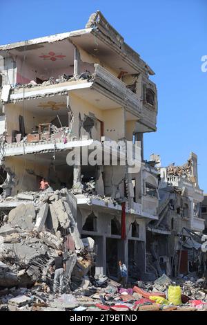 Die Palästinenser kehren in den Bezirk Khezaa am östlichen Stadtrand der Stadt Khan Yunis im südlichen Gazastreifen zurück die Palästinenser kehren in den Bezirk Khezaa am östlichen Stadtrand der Stadt Khan Yunis im südlichen Gazastreifen zurück, um ihre Häuser nach wochenlangem israelischen Bombardement zu inspizieren. als viertägiger Waffenstillstand trat der Brand am 24. November 2023 in Kraft. Der Waffenstillstand im israelisch-Hamas-Krieg begann am 24. November und schien sich zu halten, unter einem Abkommen, das besagt, dass Geiseln im Austausch für palästinensische Gefangene freigelassen werden. Foto von Omar Ashtawy apaimages Khan Yunis Gazastreifen palästinensisches Gebiet 241123  Stockfoto