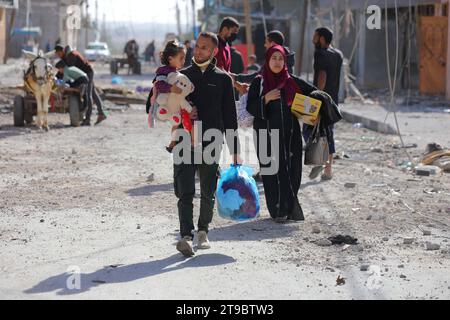 Die Palästinenser kehren in den Bezirk Khezaa am östlichen Stadtrand der Stadt Khan Yunis im südlichen Gazastreifen zurück die Palästinenser kehren in den Bezirk Khezaa am östlichen Stadtrand der Stadt Khan Yunis im südlichen Gazastreifen zurück, um ihre Häuser nach wochenlangem israelischen Bombardement zu inspizieren. als viertägiger Waffenstillstand trat der Brand am 24. November 2023 in Kraft. Der Waffenstillstand im israelisch-Hamas-Krieg begann am 24. November und schien sich zu halten, unter einem Abkommen, das besagt, dass Geiseln im Austausch für palästinensische Gefangene freigelassen werden. Foto von Omar Ashtawy apaimages Khan Yunis Gazastreifen palästinensisches Gebiet 241123  Stockfoto