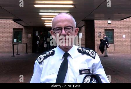 Der Metropolitan Police Commissioner Sir Mark Rowley sprach vor dem Southwark Crown Court, London, nachdem PC Paul Fisher von der Anklage wegen gefährlichen Fahrens freigesprochen wurde, verlor er die Kontrolle über seinen nicht markierten BMW X5 und rannte in den Rücksitz eines Taxifahrers Toyota, bevor er eine Ford Fiesta und eine Mauer traf, auf dem Weg zum Messerstecher des Terroristen Sudesh Amman in Streatham, Süd-London, im Februar 2020. Bilddatum: Freitag, 24. November 2023. Stockfoto