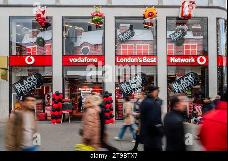 London, Großbritannien. November 2023. Der Vodafone Store in der Oxford Street am Black friday. Guy Bell/Alamy Live News Stockfoto