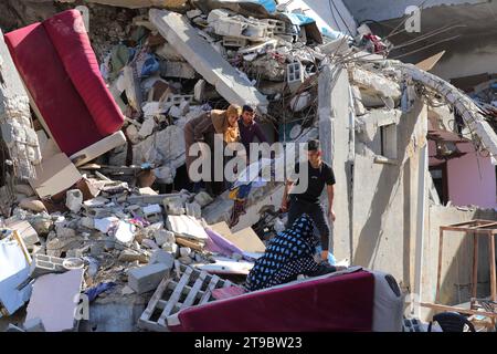 Die Palästinenser kehren in den Bezirk Khezaa am östlichen Stadtrand der Stadt Khan Yunis im südlichen Gazastreifen zurück die Palästinenser kehren in den Bezirk Khezaa am östlichen Stadtrand der Stadt Khan Yunis im südlichen Gazastreifen zurück, um ihre Häuser nach wochenlangem israelischen Bombardement zu inspizieren. als viertägiger Waffenstillstand trat der Brand am 24. November 2023 in Kraft. Der Waffenstillstand im israelisch-Hamas-Krieg begann am 24. November und schien sich zu halten, unter einem Abkommen, das besagt, dass Geiseln im Austausch für palästinensische Gefangene freigelassen werden. Foto von Omar Ashtawy apaimages Khan Yunis Gazastreifen palästinensisches Gebiet 241123  Stockfoto