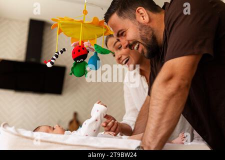 Niedriger Blickwinkel auf glückliche Eltern, die mit dem Sohn zu Hause liegen Stockfoto
