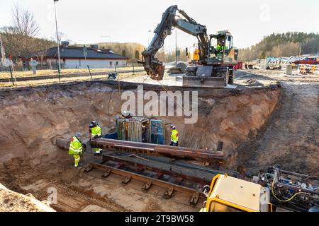 Metallarbeiter, die mit Baumaschinen vor Ort arbeiten Stockfoto