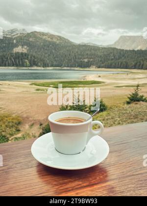 Сup Espresso auf einem Kaffeetisch mit Blick auf den Schwarzen See im Nationalpark Durmitor, Montenegro am Herbsttag Stockfoto