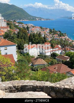 Ziegeldächer der Altstadt von Herceg Novi und der Bucht von Kotor, Blick von der Festung Kanli Kula Stockfoto