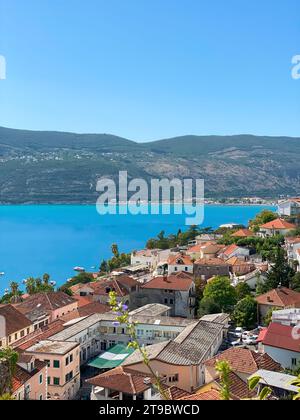 Ziegeldächer der Altstadt von Herceg Novi und der Bucht von Kotor, Blick von der Festung Kanli Kula Stockfoto