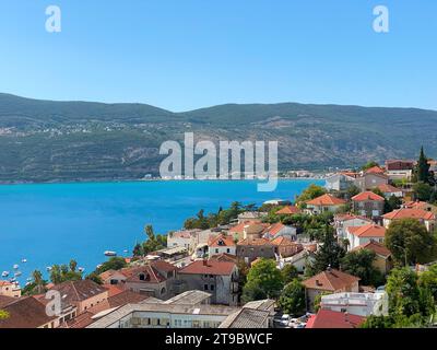 Ziegeldächer der Altstadt von Herceg Novi und der Bucht von Kotor, Blick von der Festung Kanli Kula Stockfoto