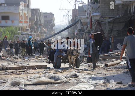 Die Palästinenser kehren in den Bezirk Khezaa am östlichen Stadtrand der Stadt Khan Yunis im südlichen Gazastreifen zurück die Palästinenser kehren in den Bezirk Khezaa am östlichen Stadtrand der Stadt Khan Yunis im südlichen Gazastreifen zurück, um ihre Häuser nach wochenlangem israelischen Bombardement zu inspizieren. als viertägiger Waffenstillstand trat der Brand am 24. November 2023 in Kraft. Der Waffenstillstand im israelisch-Hamas-Krieg begann am 24. November und schien sich zu halten, unter einem Abkommen, das besagt, dass Geiseln im Austausch für palästinensische Gefangene freigelassen werden. Foto von Omar Ashtawy apaimages Khan Yunis Gazastreifen palästinensisches Gebiet 241123  Stockfoto