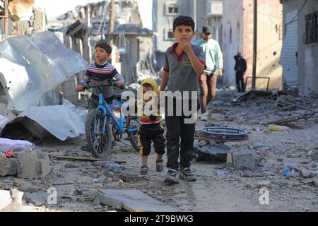 Die Palästinenser kehren in den Bezirk Khezaa am östlichen Stadtrand der Stadt Khan Yunis im südlichen Gazastreifen zurück die Palästinenser kehren in den Bezirk Khezaa am östlichen Stadtrand der Stadt Khan Yunis im südlichen Gazastreifen zurück, um ihre Häuser nach wochenlangem israelischen Bombardement zu inspizieren. als viertägiger Waffenstillstand trat der Brand am 24. November 2023 in Kraft. Der Waffenstillstand im israelisch-Hamas-Krieg begann am 24. November und schien sich zu halten, unter einem Abkommen, das besagt, dass Geiseln im Austausch für palästinensische Gefangene freigelassen werden. Foto von Omar Ashtawy apaimages Khan Yunis Gazastreifen palästinensisches Gebiet 241123  Stockfoto