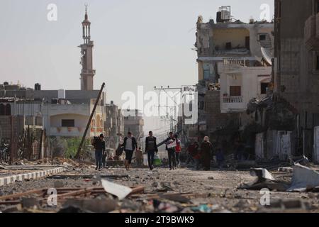 Die Palästinenser kehren in den Bezirk Khezaa am östlichen Stadtrand der Stadt Khan Yunis im südlichen Gazastreifen zurück die Palästinenser kehren in den Bezirk Khezaa am östlichen Stadtrand der Stadt Khan Yunis im südlichen Gazastreifen zurück, um ihre Häuser nach wochenlangem israelischen Bombardement zu inspizieren. als viertägiger Waffenstillstand trat der Brand am 24. November 2023 in Kraft. Der Waffenstillstand im israelisch-Hamas-Krieg begann am 24. November und schien sich zu halten, unter einem Abkommen, das besagt, dass Geiseln im Austausch für palästinensische Gefangene freigelassen werden. Foto von Omar Ashtawy apaimages Khan Yunis Gazastreifen palästinensisches Gebiet 241123  Stockfoto