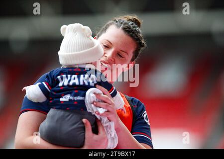 Bristol Bears Abbie Ward with Little Baby Ward Bristol Bears Women V Sale Sharks Women PWR Round 1 Ashton Gate Stadium Bristol Saturday18, Novemb Stockfoto