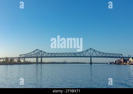 Panoramablick auf die Brücke von Crescent City Connection über den Mississippi in New Orleans, USA Stockfoto