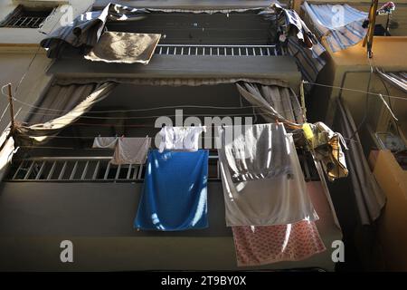 Kleidung hängte zum Trocknen auf den Balkonen eines Wohnhauses in den armenischen Straßen von Bourj Hammoud, Libanon. Stockfoto