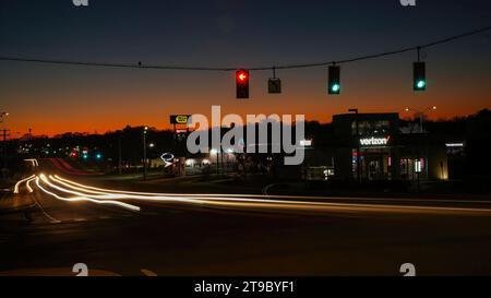 NORWALK, CT, USA - 23. NOVEMBER 2023: Verkehr auf der Post Road am Thanksgiving Day Abend mit wunderschönem Sonnenuntergang Stockfoto