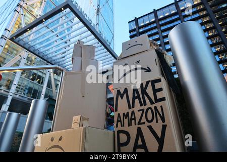 London, Großbritannien. November 2023. Mitglieder der GMB Union veranstalten am Black Friday vor dem Amazon-Hauptquartier am Principle Place, Liverpool Street, einen Protest. Mehr als 1.000 Mitarbeiter streiken im Versandzentrum Coventry, um die Anerkennung der Mitarbeiter durch die gewerkschaften und eine bessere Bezahlung zu fordern. Quelle: Eleventh Photography/Alamy Live News Stockfoto