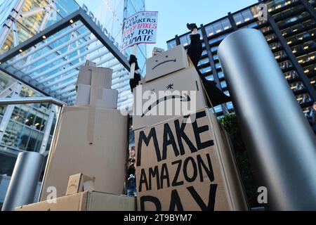 London, Großbritannien. November 2023. Mitglieder der GMB Union veranstalten am Black Friday vor dem Amazon-Hauptquartier am Principle Place, Liverpool Street, einen Protest. Mehr als 1.000 Mitarbeiter streiken im Versandzentrum Coventry, um die Anerkennung der Mitarbeiter durch die gewerkschaften und eine bessere Bezahlung zu fordern. Quelle: Eleventh Photography/Alamy Live News Stockfoto