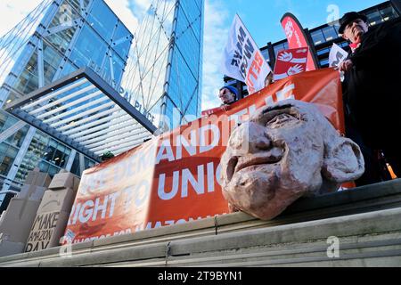 London, Großbritannien. November 2023. Mitglieder der GMB Union veranstalten am Black Friday vor dem Amazon-Hauptquartier am Principle Place, Liverpool Street, einen Protest. Mehr als 1.000 Mitarbeiter streiken im Versandzentrum Coventry, um die Anerkennung der Mitarbeiter durch die gewerkschaften und eine bessere Bezahlung zu fordern. Quelle: Eleventh Photography/Alamy Live News Stockfoto