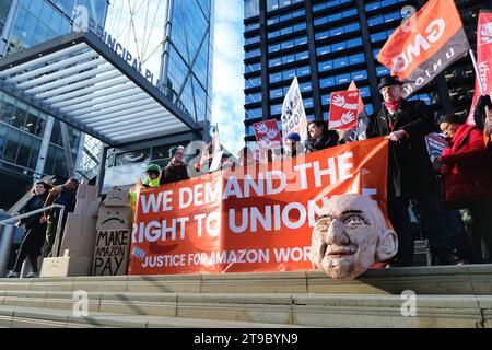 London, Großbritannien. November 2023. Mitglieder der GMB Union veranstalten am Black Friday einen Protest vor dem Amazon-Hauptquartier am Principal Place, Liverpool Street. Mehr als 1.000 Mitarbeiter streiken im Versandzentrum Coventry, um die Anerkennung der Mitarbeiter durch die gewerkschaften und eine bessere Bezahlung zu fordern. Quelle: Eleventh Photography/Alamy Live News Stockfoto