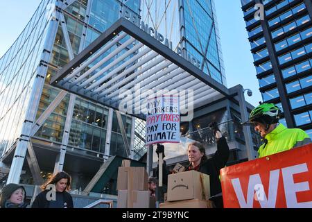 London, Großbritannien. November 2023. Mitglieder der GMB Union veranstalten am Black Friday einen Protest vor dem Amazon-Hauptquartier am Principal Place, Liverpool Street. Mehr als 1.000 Mitarbeiter streiken im Versandzentrum Coventry, um die Anerkennung der Mitarbeiter durch die gewerkschaften und eine bessere Bezahlung zu fordern. Quelle: Eleventh Photography/Alamy Live News Stockfoto