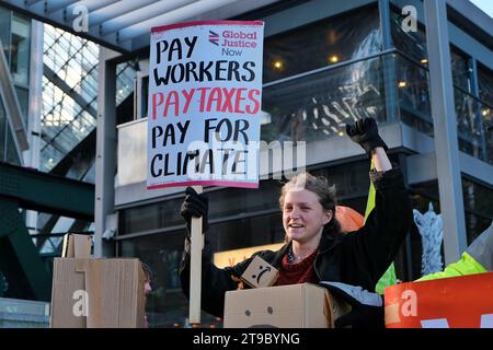 London, Großbritannien. November 2023. Mitglieder der GMB Union veranstalten am Black Friday einen Protest vor dem Amazon-Hauptquartier am Principal Place, Liverpool Street. Mehr als 1.000 Mitarbeiter streiken im Versandzentrum Coventry, um die Anerkennung der Mitarbeiter durch die gewerkschaften und eine bessere Bezahlung zu fordern. Quelle: Eleventh Photography/Alamy Live News Stockfoto