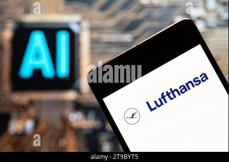 China. November 2023. In dieser Fotoabbildung wird das Logo der deutschen Fluggesellschaft Lufthansa auf einem Smartphone mit einem Chip für künstliche Intelligenz (KI) und einem Symbol im Hintergrund dargestellt. Quelle: SOPA Images Limited/Alamy Live News Stockfoto