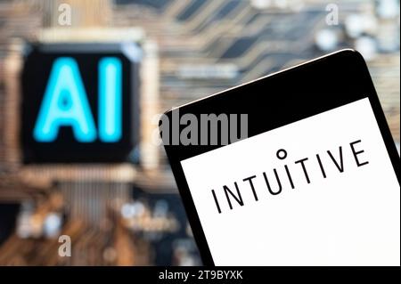 China. November 2023. In dieser Abbildung zeigt das amerikanische Unternehmen, das chirurgische Roboterprodukte entwickelt und herstellt Intuitive Surgical (NASDAQ: ISRG) Logo, das auf einem Smartphone mit einem Chip für künstliche Intelligenz (KI) und einem Symbol im Hintergrund zu sehen ist. Quelle: SOPA Images Limited/Alamy Live News Stockfoto